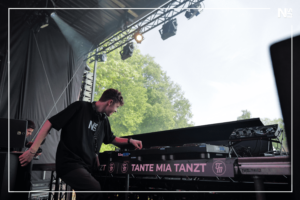 DJ NUS (Nus) aus Bonn, Deutschland bei seinem DJ-Gig auf dem Tante Mia Tanzt Festival 2024 in Vechta, Germany wofür er den DJ-Contest gewonnen hat und daher die Techno/Tech-House Stage "Gute Stube" vor Artists wie Sonderling, Restricted & Lovra eröffnen durfte