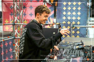 DJ NUS (nus_music) aus Bonn ist ein junger Newcomer-DJ auf der Techno und House Stage des SMAG SunDance Open Air Festivals in Essen am 13.07.2024 neben Artists wie Pretty Pink, Felix Kröcher oder Simona Grigoriu und Felix Jaehn. "NUS" ist der Künstlername von Linus Moog, der vor allem als Schauspieler bekannt ist und sich seit 2018 unter seinem Pseudonym als junger, leidenschaftlicher und aufstrebender Newcomer-DJ und Künstler in seiner Heimatstadt Bonn und darüber hinaus einen Namen in der elektronischen Musikszene gemacht hat: Im Dezember 2023 wurde NUS in der FAZEmag-Liste "Aufstrebende Stars der deutschen elektronischen Musikszene: Newcomer, die man im Auge behalten sollte" erwähnt. Er beschreibt seine musikalische Ausrichtung als "minimal Techno-House": Das ist kraftvoller & melodischer Techno, kombiniert mit einem Hauch von unkommerziellem Tech-House und einer kleinen Nuance von House. Das markanteste Merkmal - abgesehen von seinem jungen Alter - ist seine Trackauswahl: Er versucht meist sehr unbekannte Tracks zu spielen, mit denen er auch große Szenekenner beeindrucken und überraschen kann. Das alles macht ihn und seinen Sound absolut einzigartig, tanzbar und hörenswert. Dies hat er bereits auf einigen Veranstaltungen bewiesen, wo er Publikum & Veranstalter begeistern konnte: Anfang 2024 gewann er den renommierten DJ-Contest des "Tante Mia Tanzt Festivals" in Vechta sowie im gleichen Jahr ebenfalls den DJ Contest des „SMAG SunDance Festivals“ in Essen. Außerdem spielte er Gigs beim "Panama Open Air Festival", beim "Telekom Open Air", dem "Green Juice Festival", "Rhein In Flammen", "Odonien Köln" und beim "Bikini Beach Bonn". Seine Sets wurden u.a. bei Dit Klingt Jut, Jeden Tag ein Set und Tagesraver veröffentlicht. Darüber hinaus war NUS in der lokalen Presse präsent und erschien in Berichten und Artikeln des General-Anzeigers Bonn, der WDR Lokalzeit Bonn, des Radiosenders Radio Bonn/Rhein-Sieg und der Tageszeitung Express - Inzwischen hatte NUS die große Ehre, vor international renommierten Künstlern wie Kölsch, Felix Jaehn, ARTBAT, Pretty Pink, Tube&Berger, David Puentez, Felix Kröcher, Oliver Schories, Pappenheimer & Oliver Huntemann auftreten zu dürfen.